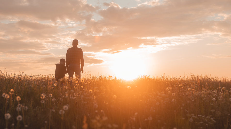 Barn och en pappa i solnedgång. Foto: Lotta Nyberg 