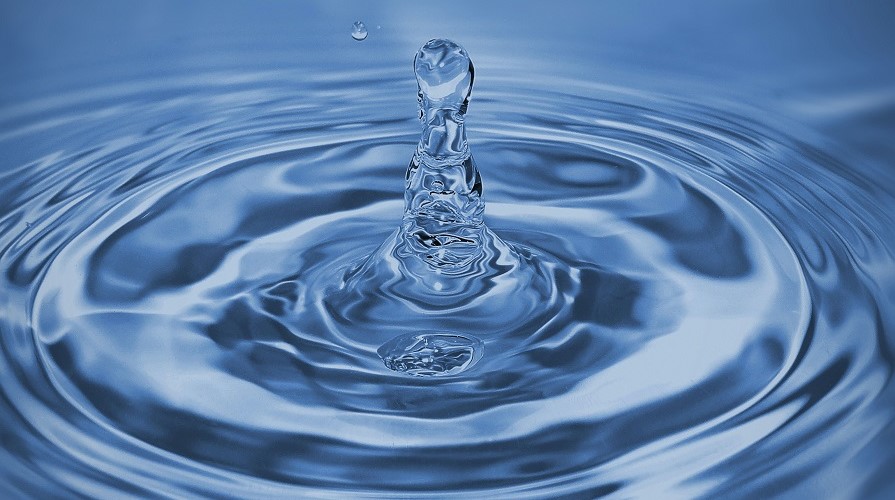 Vattendroppe i vatten . Foto:Pexels 