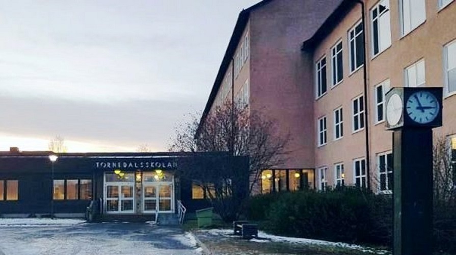 Fasad av skolbyggnad. Huvudingången visas. 
