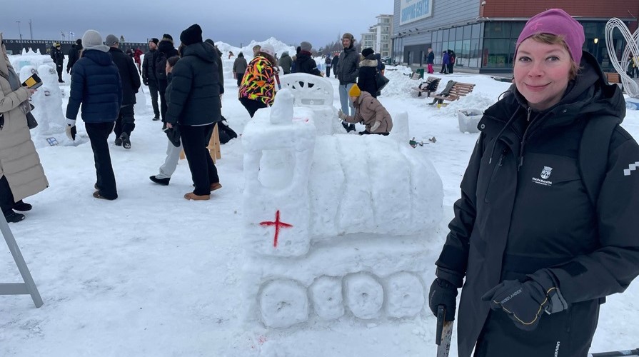Det var många som besökte snöskulpturtävlingen på Victoriatorget under torsdagen. Anu Ritjärvi, kultursamordnare på Haparanda stad är nöjd med uppslutningen. Foto: Haparanda stad 