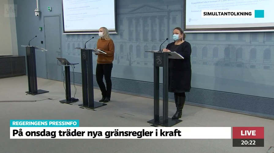 Två medelålders kvinnor framför varsin mikrofon håller presskonferens på en scen.