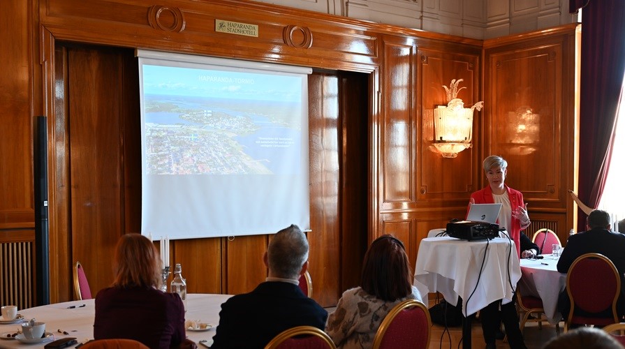 Kommunalråd i Haparanda Nina Waara (S), håller en presentation för nordiska rådet 