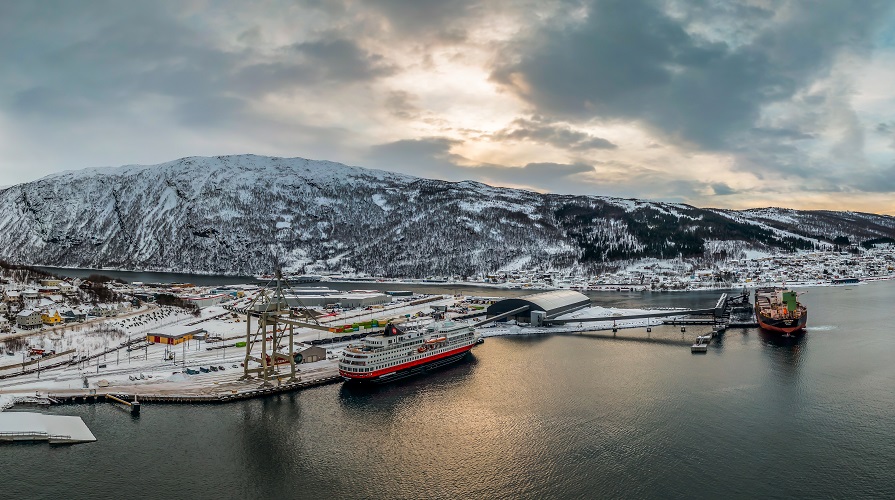 Panoramabild över norsk fjord med djuphavshamn.