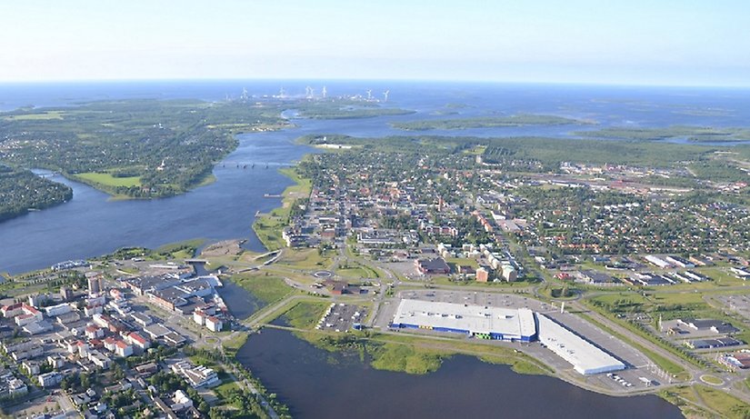 Panoramabild över Haparanda, älven och Torneå i sommartid.