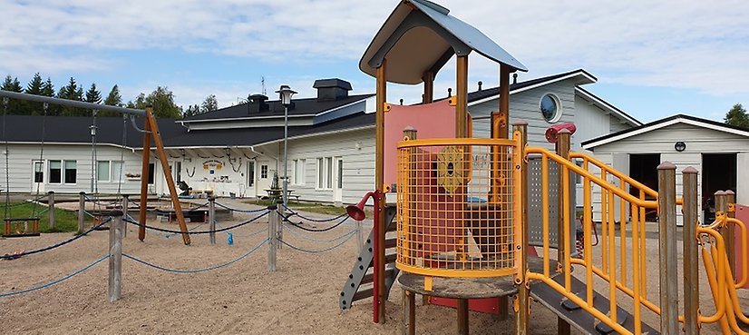 Lekställning och gungor på Marielunds förskolas skolgård.