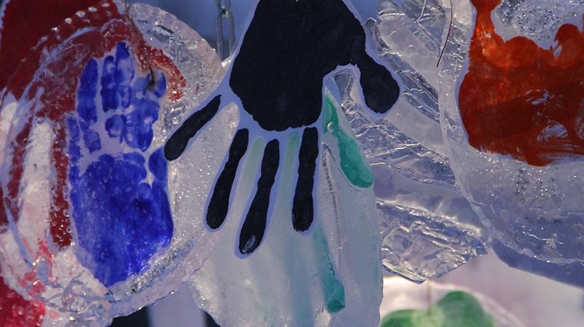 Konstverk bestående av händer i is målade i olika färger. 