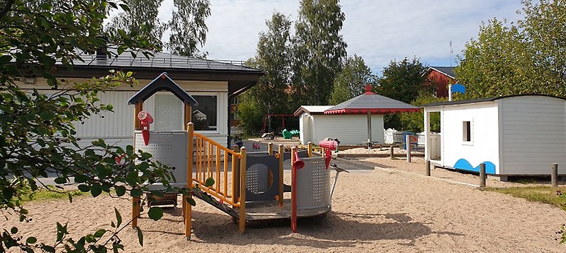 En lekställning på gården vid Elevens förskola.