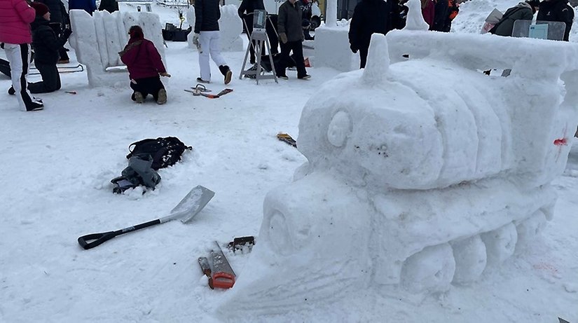 Snöskulpturen "Färden" som ett lag med elever ur årskurs 9 A på Gränsskolan skapade kom på 1 plats i tävlingen. Foto: Haparanda stad