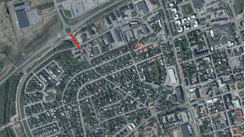 KArtbild över Haparanda. Sträckan som kommer att beläggas med asfalt är markerad med rött. Sträckan på Bjrönholmsgatan mellan E4 och Norrmalmsvägen. Foto: Infovisaren/Haparanda stad 