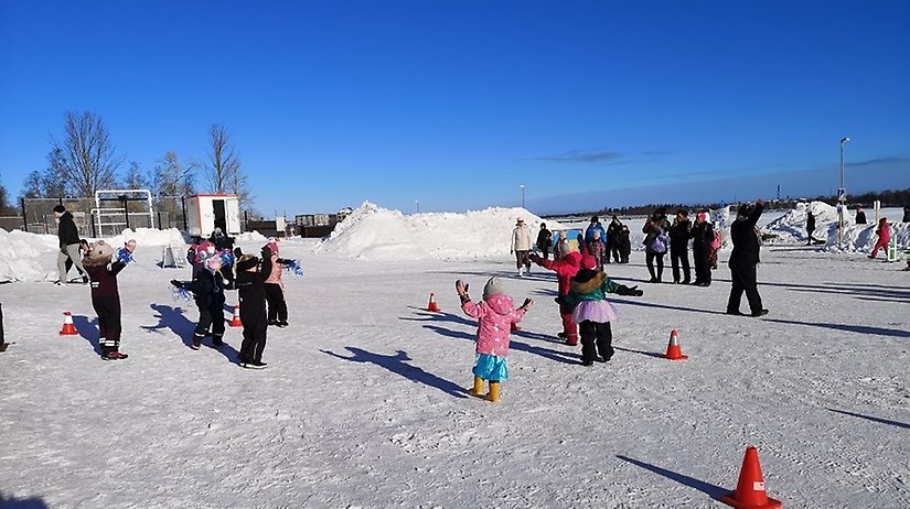 Barn som dansar utomhus i snö . Foto: Haparanda stad 