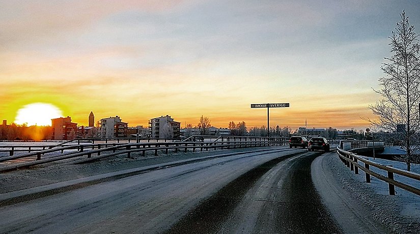Gränsövergången mellan Finland och Sverige i vintertid. Bilar på E4.