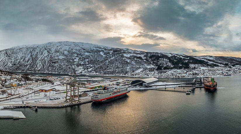 Panoramabild över norsk fjord med djuphavshamn.